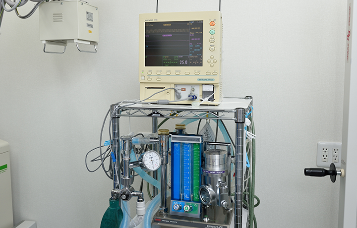 心電図モニター（上段）と麻酔器（下段）